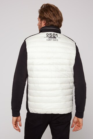 CAMP DAVID Leichte Steppweste mit Softshell-Details in Weiß