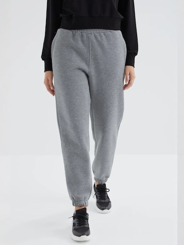 Pantaloni sportivi di Tommy Life in grigio: frontale