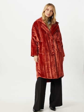OOF WEAR Ανοιξιάτικο και φθινοπωρινό παλτό σε κόκκινο: μπροστά