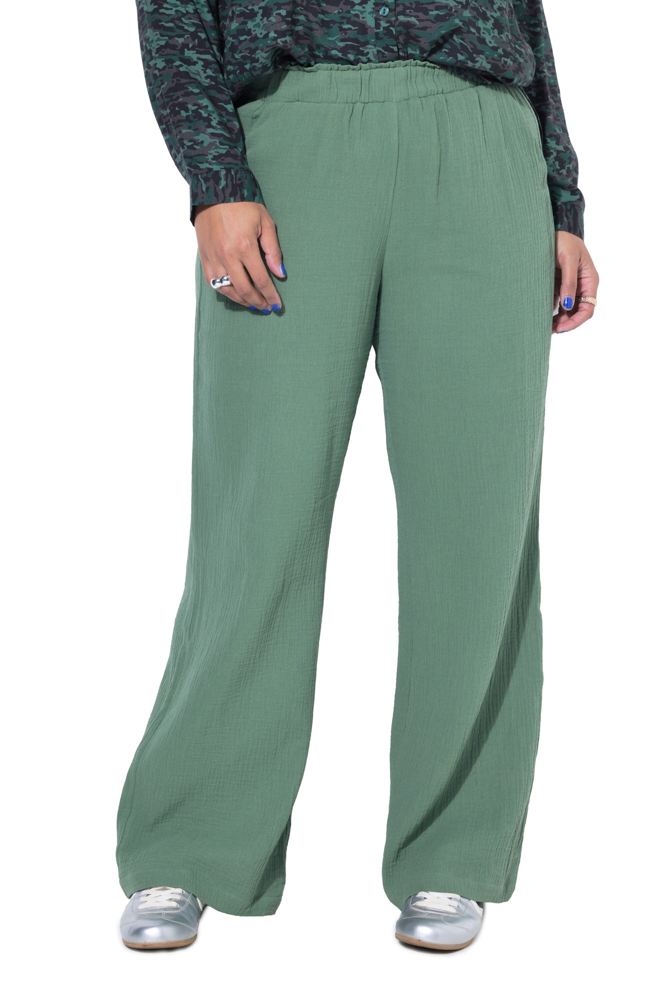 Studio Untold Wide leg Trousers in Green: front