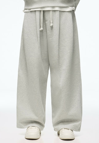 Wide leg Pantaloni con pieghe di Bershka in grigio: frontale