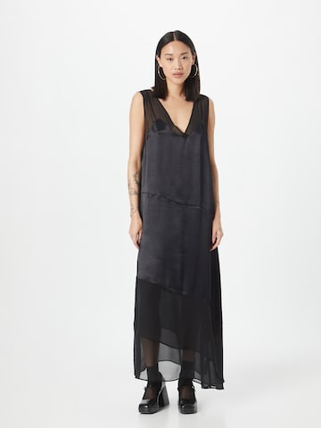 Robe Wallis en noir : devant