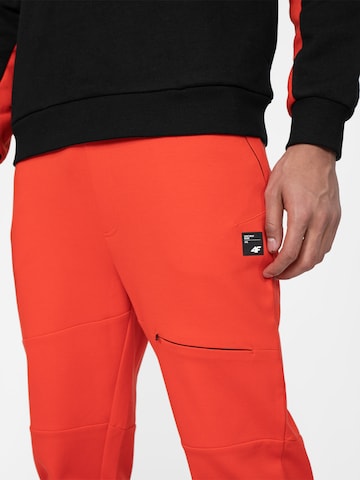 Tapered Pantaloni sportivi di 4F in arancione