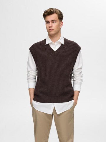 SELECTED HOMME Sweater Vest in Brown: front