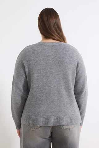 Trendyol Curve - Cárdigan en gris