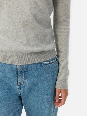 GOBI Cashmere Trui 'Women's Essential Cashmere V-Neck Sweater' in Grijs