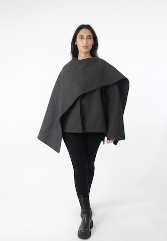 Mantellina di Elara in nero: frontale
