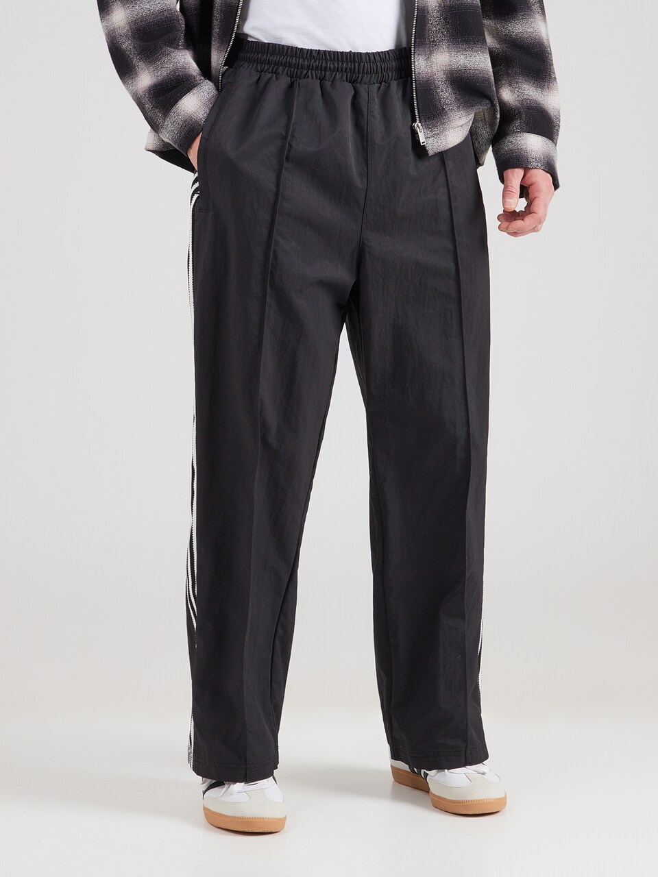 Largi Pantaloni 'BRITCORE' de la ADIDAS ORIGINALS pe negru: față