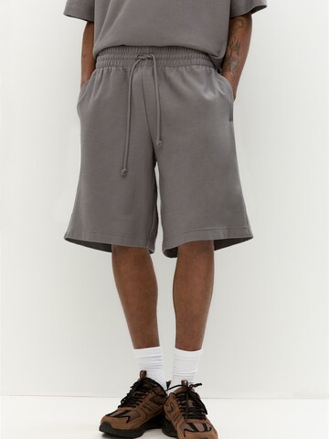 Loosefit Pantaloni di Pull&Bear in grigio: frontale