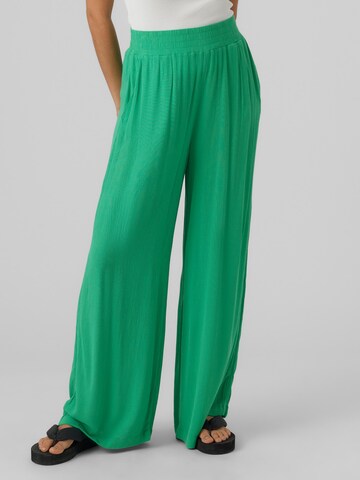 Wide Leg Pantalon 'Menny' VERO MODA en vert : devant