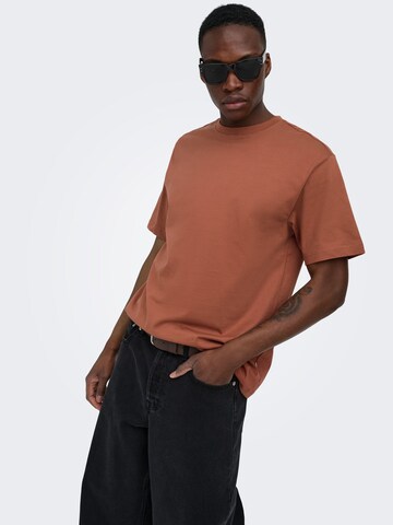 Only & Sons T-shirt 'Fred' in Braun