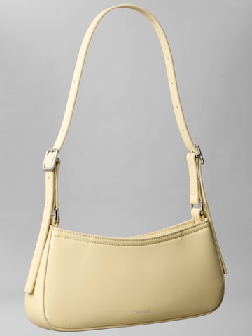 Calvin Klein Schultertasche in Gelb