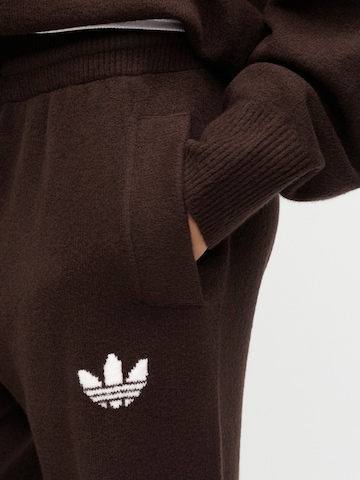 évasé Pantalon 'Essentials' ADIDAS ORIGINALS en marron