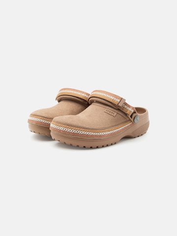 Clogs di Crocs in marrone