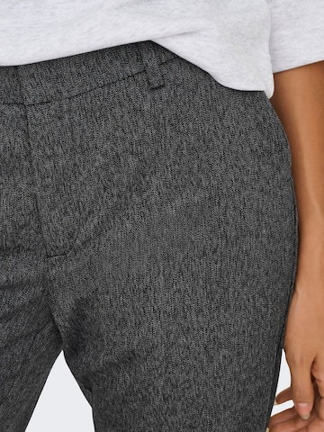 regular Pantaloni con pieghe 'ONLMARNIE' di ONLY in grigio