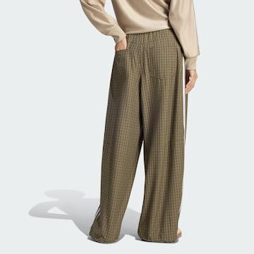 ADIDAS ORIGINALS - Ropa ancha Pantalón plisado en verde