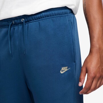 Nike Sportswear Tapered Broek 'Club' in Blauw