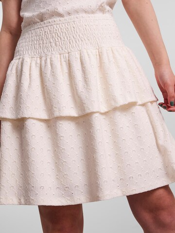 PIECES - Falda 'ABBY' en blanco