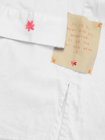 Camicia da donna 'Bluse mit Stickerei aus Baumwolle - GoldieC' di LIKS. Munich in bianco