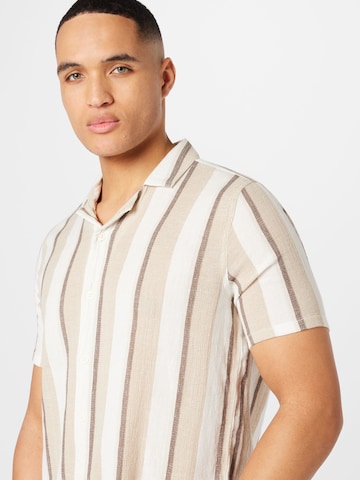 HOLLISTER - Ajuste regular Camisa en marrón