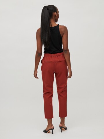 VILA - Tapered Pantalón plisado 'Titti' en rojo