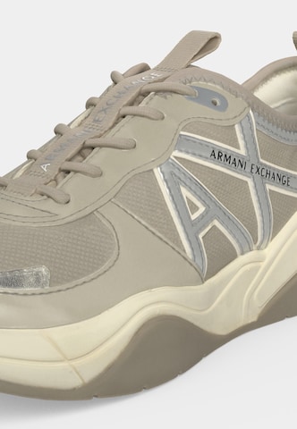 Baskets basses ARMANI EXCHANGE en beige : sur le côté