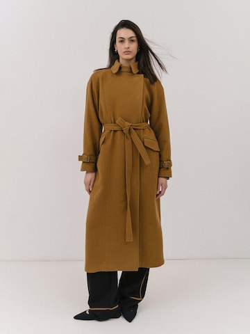 4TAILORS Płaszcz przejściowy 'Killer' w kolorze brązowy: przód