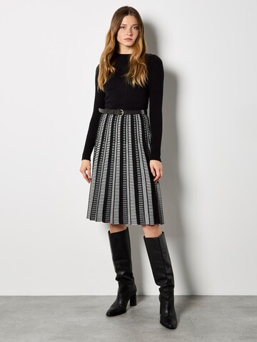 Apricot Geometric Stripe Knitted Midi Dress ' ' in Schwarz: Vorderseite
