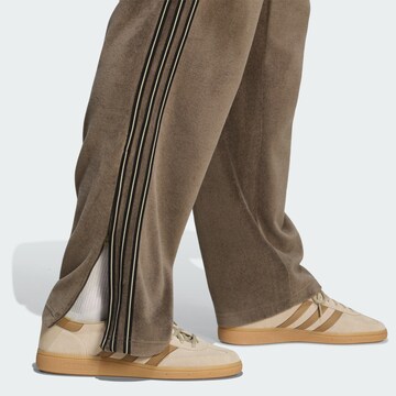 ADIDAS ORIGINALSregular Hlače 'Firebird' - smeđa boja