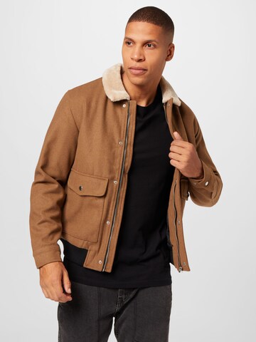 Veste mi-saison 'Tom' JACK & JONES en marron : devant