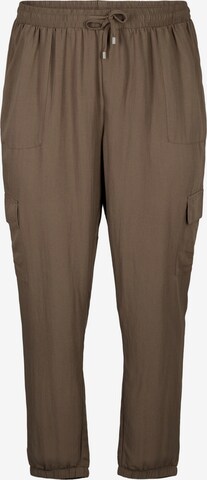 Effilé Pantalon cargo 'VMACY' Zizzi en marron : devant