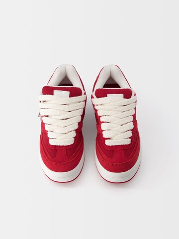 Bershka Sneakers laag in Rood