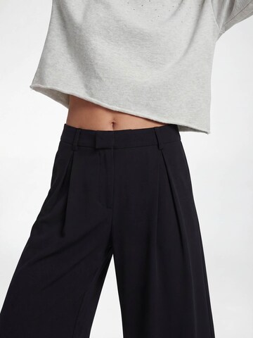 MYLAVIE by Sarah Harrison Свободный крой Брюки со складками в Черный