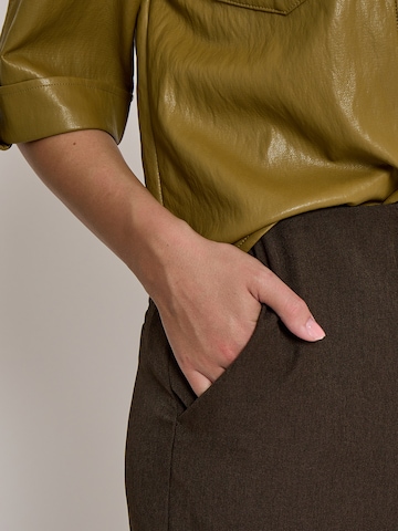 Peppercorn - Pierna ancha Pantalón 'Gaia' en marrón
