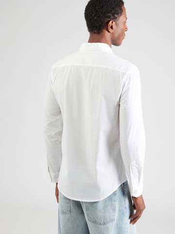 balta LEVI'S ® Priglundantis modelis Marškiniai 'Battery Housemark'