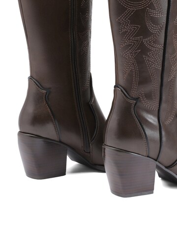 Dream Pairs Boots in Brown
