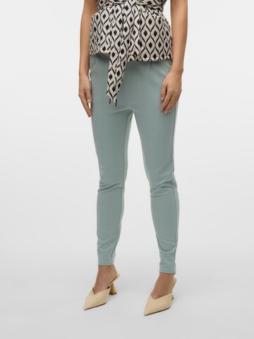Tapered Pantaloni con pieghe 'VMEva' di VERO MODA in verde: frontale