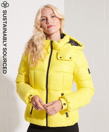 Superdry SUPERDRY Mountain Daunenjacke mit Kapuze in Gelb: predná strana