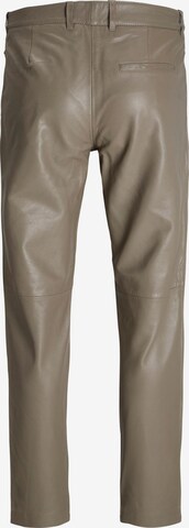 JJXX Tapered Pleat-Front Pants 'ADDIE' in Brown