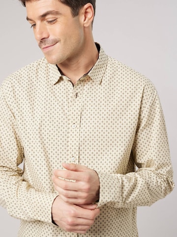 Coupe regular Chemise Deeluxe en beige