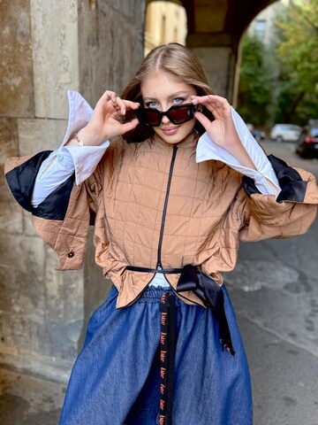 IUnique Übergangsjacke 'IUnique Beige Quilted Short Jacket with Belt'‌‌‌‌‌‌‌‌ in Braun