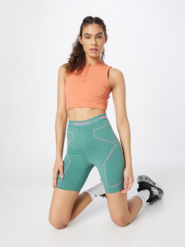 NIKE Skinny Sportshorts in Grün