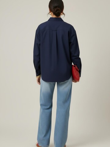 WEARABLE STORIES Bluse 'Tess' i blå