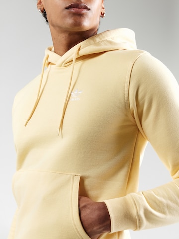 ADIDAS ORIGINALS Sweatshirt 'Essentials' i gul