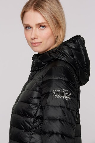 Soccx Leichter Steppmantel mit Kapuze in Schwarz