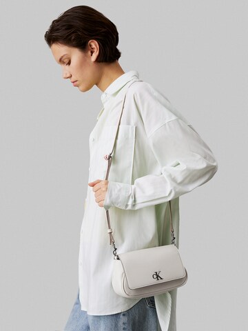 Sac bandoulière Calvin Klein Jeans en blanc : devant