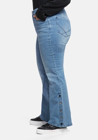 SHEEGO Bootcut Jeans in Blau