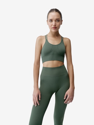 Born Living Yoga Sporttop ' Malala ' in Groen: voorkant