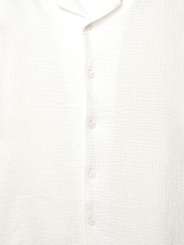 Pull&Bear Comfort Fit Skjorta i vit