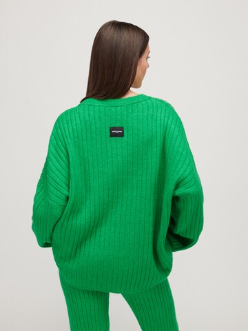 UNFOLLOWED x ABOUT YOU Sweter 'COMFY' w kolorze zielony: tył